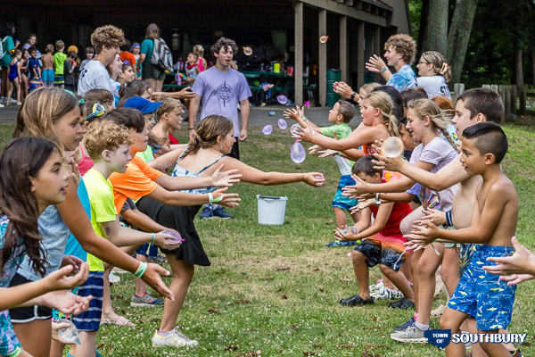 kids tossing water balloons